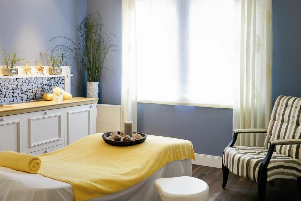 Steigenberger Grandhotel & Spa Heringsdorf Екстериор снимка A room with a blue wall